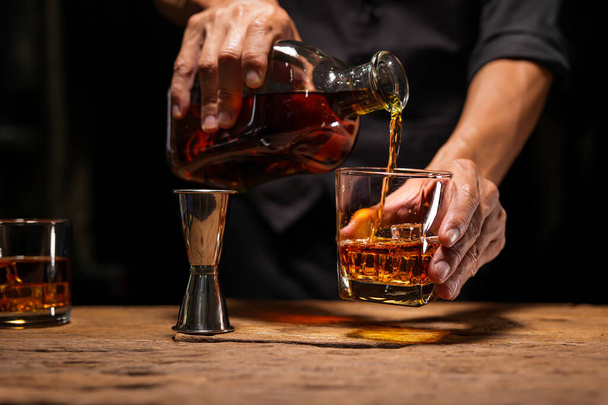 Bartender Serve Whiskey, on wood bar, - Fotoğraf, Görsel