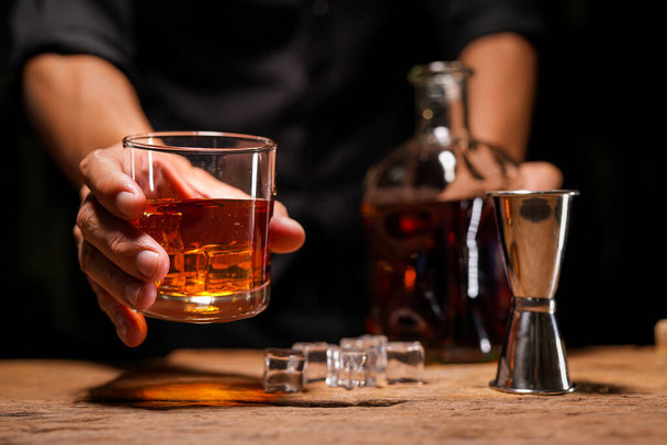 Bartender Serve Whiskey, on wood bar,  - Zdjęcie, obraz