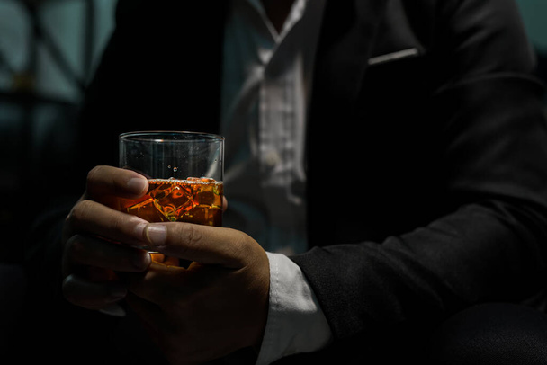Closeup businessmen holding a glass of whiskey - Foto, Imagem