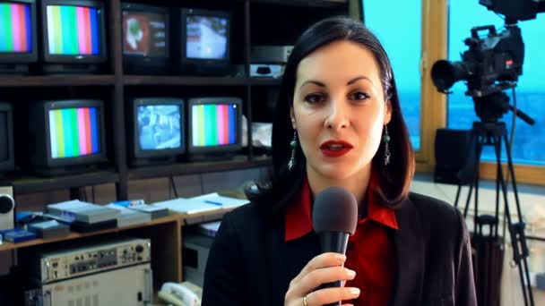TV riportere a stúdió - Felvétel, videó