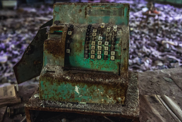 Старый кассовый аппарат в 3-ей средней школе в Припяти заброшенном городе, Чернобыльская зона отчуждения, Украина - Фото, изображение