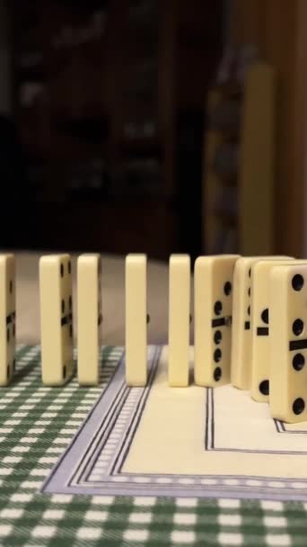 jogar dominó as mãos de uma menina e as mãos de um homem construir dominó. Imagens 4k de alta qualidade - Filmagem, Vídeo
