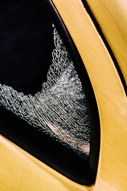 Broken car window and cracked glass of a automobile following attempted theft - urban crime reality - Foto, immagini