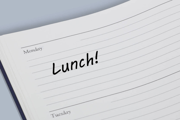 Przypomnienie lunchu czarnym tuszem na stronie pamiętnika - Zdjęcie, obraz