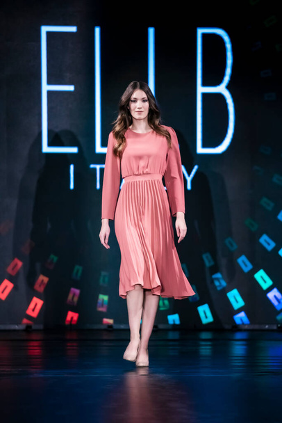 Budapest Magyarország május 2023: Budapest Fashion Week kollekció tervező: Elli B.  - Fotó, kép