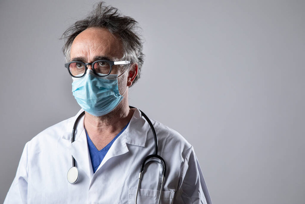 médico em máscara médica com estetoscópio. isolado.  - Foto, Imagem