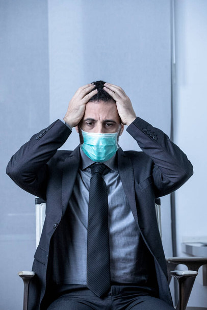 businessman in the office is forced to work with the mask to avoid getting sick and being infected by the virus - Фото, зображення