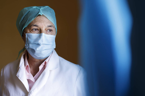 portrait de femme médecin portant un masque médical - Photo, image