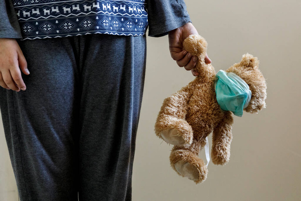Teddybär mit Maske gegen Coronavirus - Foto, Bild