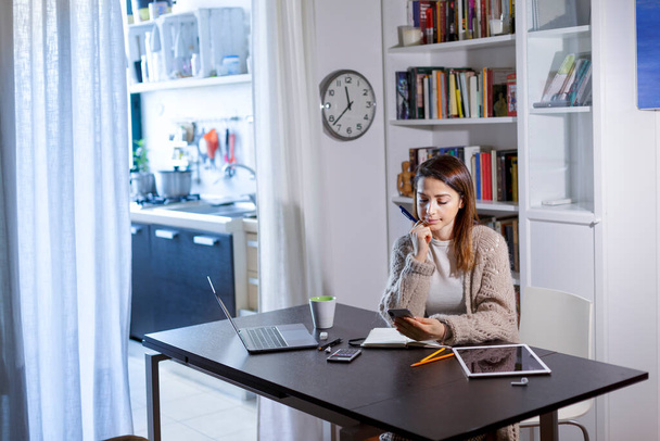 barna lány dolgozik a számítógép otthon - Fotó, kép