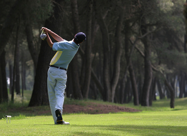 Uomo golf swing su un campo da golf
 - Foto, immagini