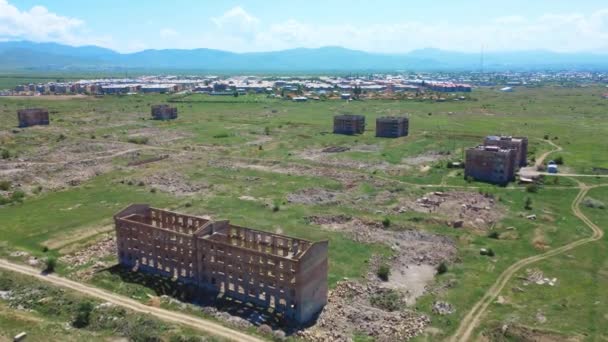 Lot dronem nad miastem Gyumri i jego najbardziej zniszczonym regionem w Armenii, gdzie było silne trzęsienie ziemi w 1988 roku i tylko ruiny pozostały z domów;. Opuszczone zrujnowane domy. - Materiał filmowy, wideo