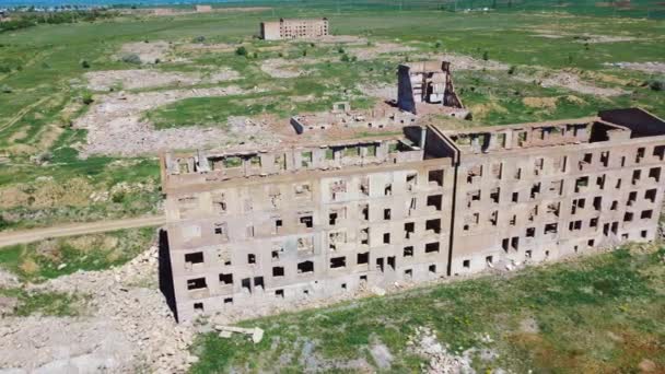 Lot dronem nad miastem Gyumri i jego najbardziej zniszczonym regionem w Armenii, gdzie było silne trzęsienie ziemi w 1988 roku i tylko ruiny pozostały z domów;. Opuszczone zrujnowane domy. - Materiał filmowy, wideo