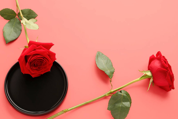 Tray with beautiful roses on red background - Valokuva, kuva