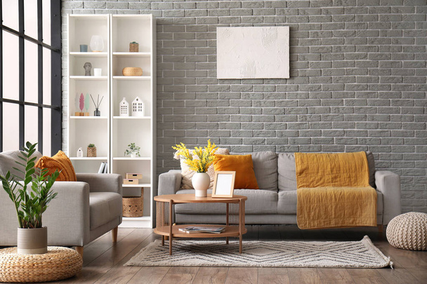 Interior de la moderna sala de estar con sofás, mesa de centro y estantería - Foto, Imagen