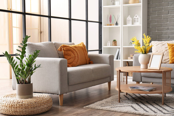 Sisustus moderni olohuone sohvat, sohvapöytä ja hyllyt - Valokuva, kuva