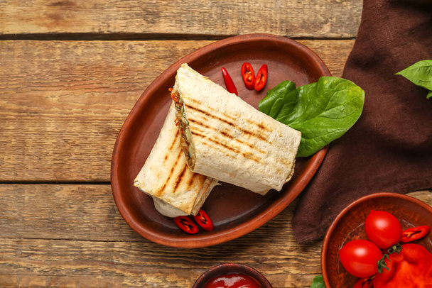 Plate with tasty shawarma on wooden background - Foto, imagen