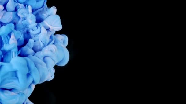 Fusão de arte de fluidos etéreos: Mistura de cores abstratas de tinta Caindo na água, tons azuis e brancos. - Filmagem, Vídeo