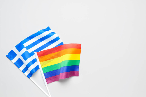 Drapeaux LGBT et Grèce isolés sur fond blanc - Photo, image