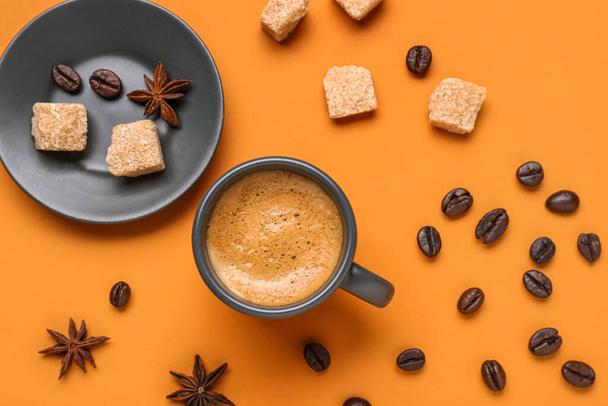 Tasse heißen Espresso, Zucker und Kaffeebohnen auf orangefarbenem Hintergrund - Foto, Bild