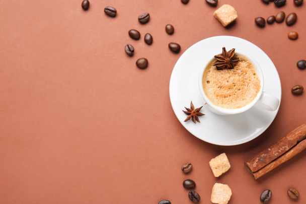 Tasse heißen Espresso und Kaffeebohnen auf braunem Hintergrund - Foto, Bild