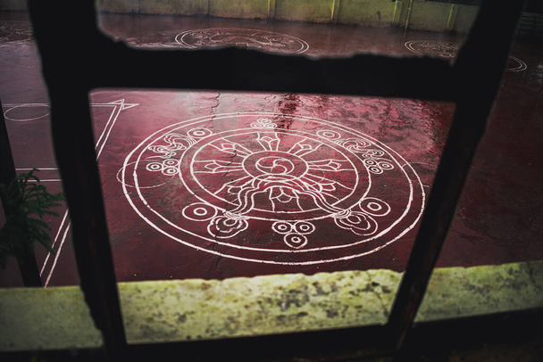 インド・ヒマカル・プラデーシュ州ヒマカル・プラデーシュ州サンジュリ・シムラ大聖堂の僧院床の窓から曼荼羅 - 写真・画像