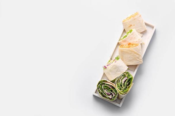 Plate of tasty lavash rolls with vegetables on grey background - Foto, immagini