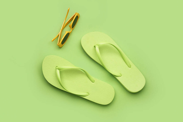 Zöld flip-flops napszemüveg színes háttér - Fotó, kép