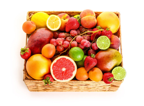 Weidenkorb mit verschiedenen frischen Früchten auf weißem Hintergrund - Foto, Bild