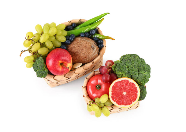 Wiklinowe kosze z różnymi świeżymi owocami i warzywami na białym tle - Zdjęcie, obraz