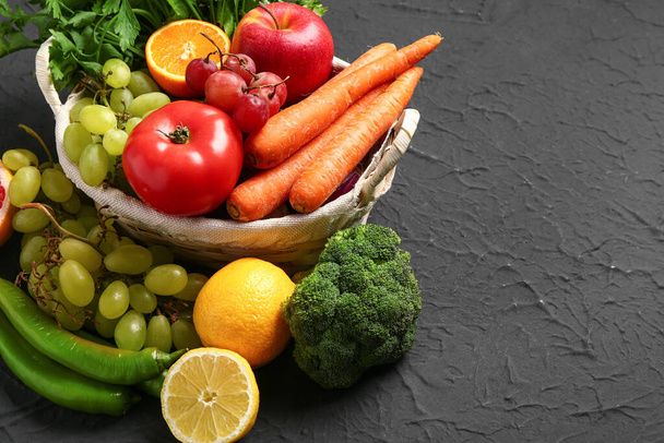 Paju kori erilaisia tuoreita hedelmiä ja vihanneksia mustalla pohjalla - Valokuva, kuva