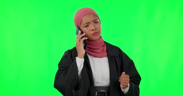 Ισλαμική γυναίκα, τηλεφώνημα και στούντιο με πράσινη οθόνη, ακούστε ή απογοητευμένοι με τον τηλεφωνητή του πελάτη στο mockup. Θυμωμένος μουσουλμάνος δικηγόρος, δικηγόρος ή να αποτύχει σε smartphone, νομική δικτύωση και στούντιο φόντο. - Πλάνα, βίντεο