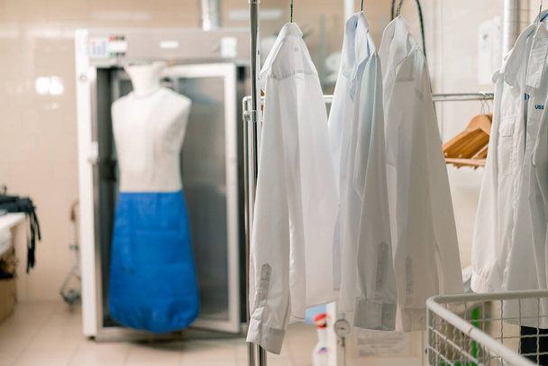 žehlící figurína na oblečení v průmyslové hotelové prádelně koncept čistoty a pohostinnosti úklid - Fotografie, Obrázek