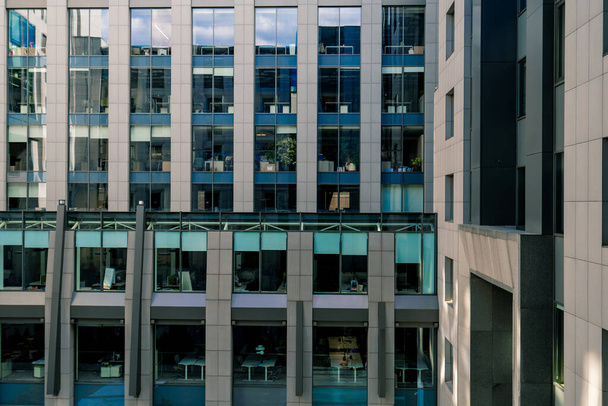 kaupungin liikekeskuksen rakentaminen kaunis lasi julkisivu arkkitehtuuri kaupunkinäköala - Valokuva, kuva