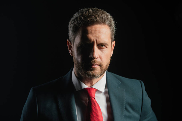 Close up portrait of successful middle aged businessman in suit on black background. Business man with confident face. Serious business man - Foto, immagini