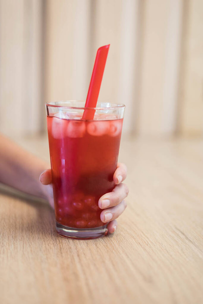köstlicher roter Fruchtsaft, köstliches Erfrischungsgetränk mit Eis und Sherbet, entspannter Lebensstil bei Drink, Restaurant mit Glas - Foto, Bild