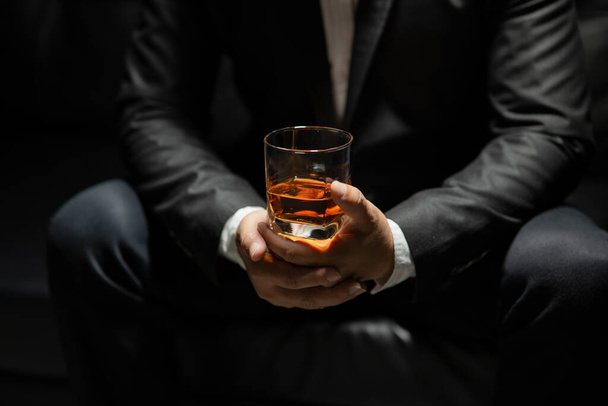 Barman pouring whiskey whiskey glass beautiful night - Φωτογραφία, εικόνα