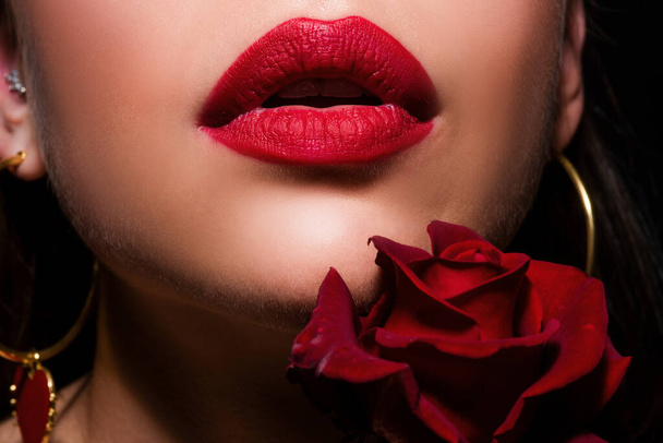 Lips vrouw mond close-up. Mooie vrouw lippen met roos - Foto, afbeelding