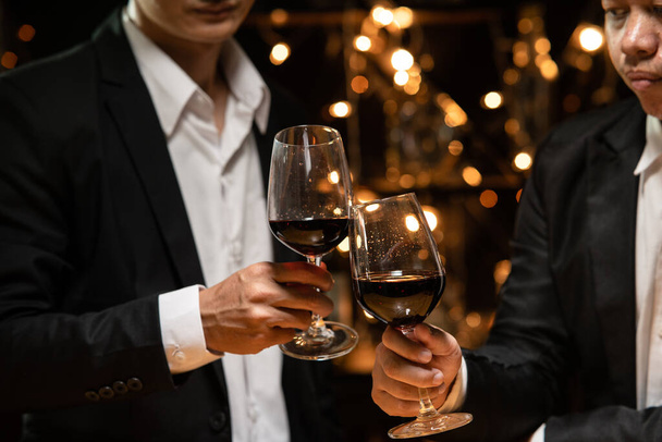  Barman sirviendo whisky vaso de whisky celebrar whisky en una fiesta amistosa en el restaurante - Foto, Imagen