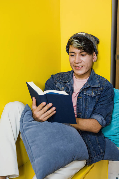 Latin kökenli genç homoseksüel adam Meksika 'da kitap okuyor Latin Amerika' da İspanyol lgbt topluluğu - Fotoğraf, Görsel