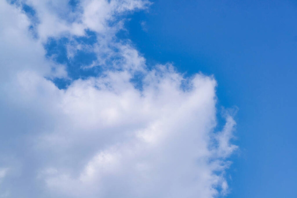 Céu azul bonito com nuvens lindas sobre Luton, Inglaterra, Reino Unido. 22 de junho de 2023 - Foto, Imagem