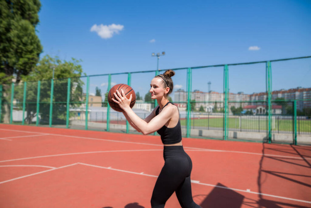 Urheilullinen naisten koripalloilija heittää pallon jopa net. - Valokuva, kuva
