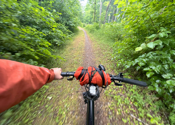 森への自転車旅行。自転車ツアーの旅。自転車の袋でPOV旅行者の旅をパック。スタイリッシュな自転車、自転車、スポーツウェア. - 写真・画像