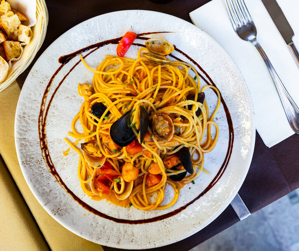 Plate of pasta with seafood - traditional Italian dish - Foto, imagen