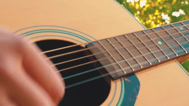 日没時にギターを弾く。太陽がギターの弦に降り注ぐ。ギター弦の音 - 映像、動画