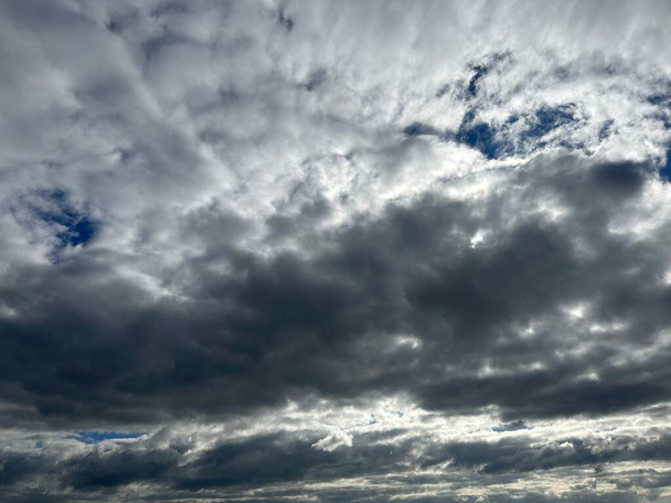 tummat dramaattiset pilvet sinisellä taivaalla  - Valokuva, kuva