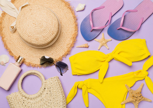 Beach accessories on color background, flat lay - Foto, Bild