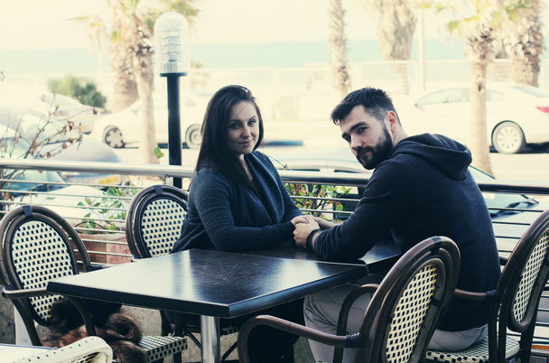 Paar entspannt sich in Straßencafé - Foto, Bild