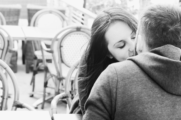 Pár líbání v pouliční kavárně - Fotografie, Obrázek