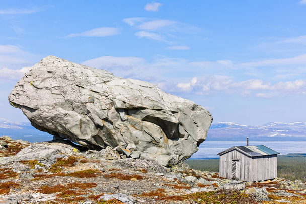 Cabaña remota por roca grande, Hedmark fylke, Noruega, Europa - Foto, Imagen
